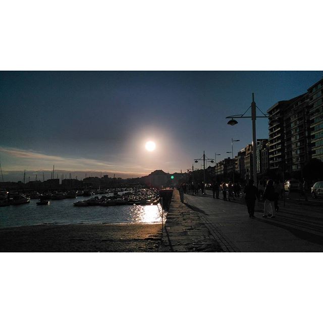  Intentando emular la foto de ayer. El sol está muy alto.#santander #bahia #sol #sun #reflejos #reflections #landscape #paisaje