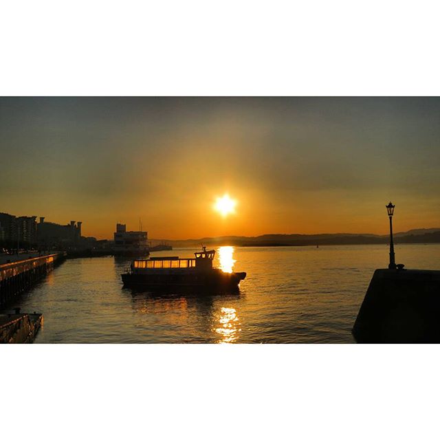 Hay veces que cogemos un barco sin rumbo.#santander #bahia #barco #sunrise #amanecer #reflections #contraluz