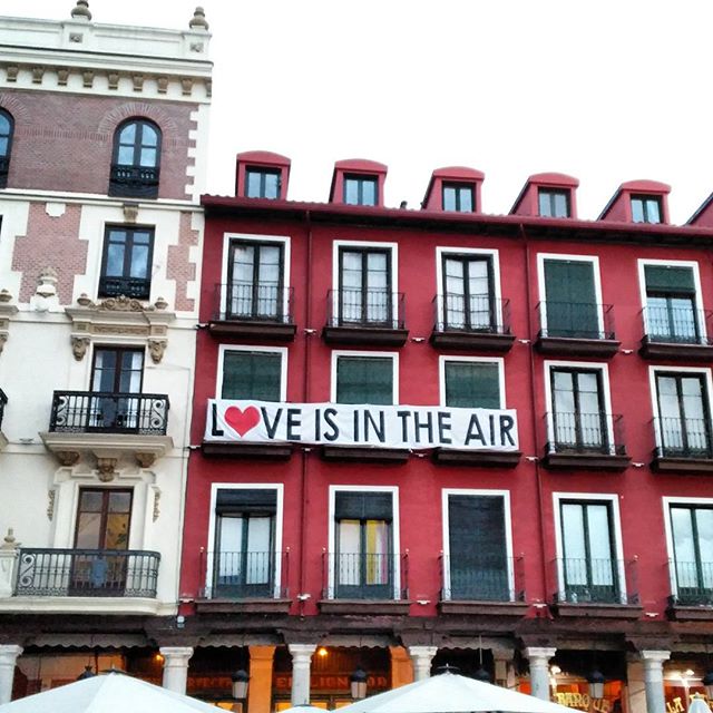  El amor esta en el aire. El que lo encuentre que me avise.#valladolid #fiestas #fiestasvvl2015 #amor #love #aire #cartel