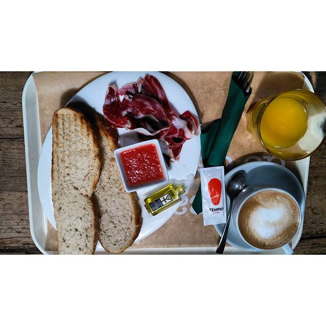 Si quieres tener un día glorioso, el desayuno es sagrado #desayuno #breakfast #pan #bread #zumo #cafe #jamon #aceite #tomate #valladolid