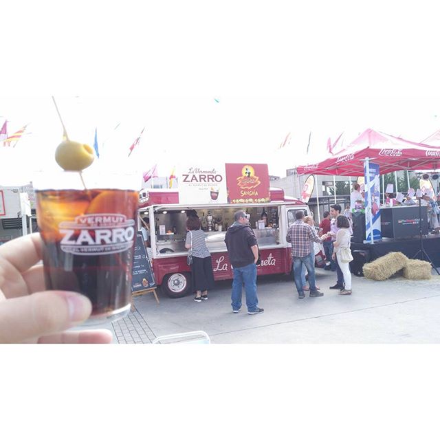  Probando el vermut de madrid. Con los ganadores de Cocineros al Volante.#vermut #vermutmadrid #vermuneta #cocinerosvolante  #valladolid #fiestasvll2015 #foodtruck