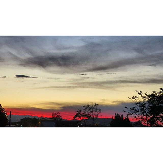  Esos rojos atardeceres.#Santander #atardecer #sunset #paisaje #landscape #skyline