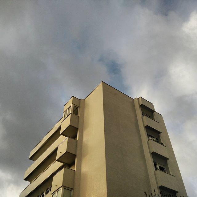  Buscando ángulos#edificios #buildings #igerscantabria #igcmirandoarriba