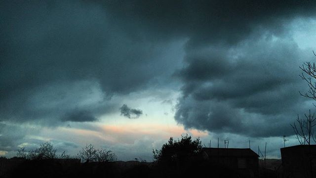 Detrás de la oscuridad siempre hay color